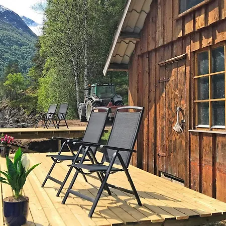 3 Person In Stryn-by Traum